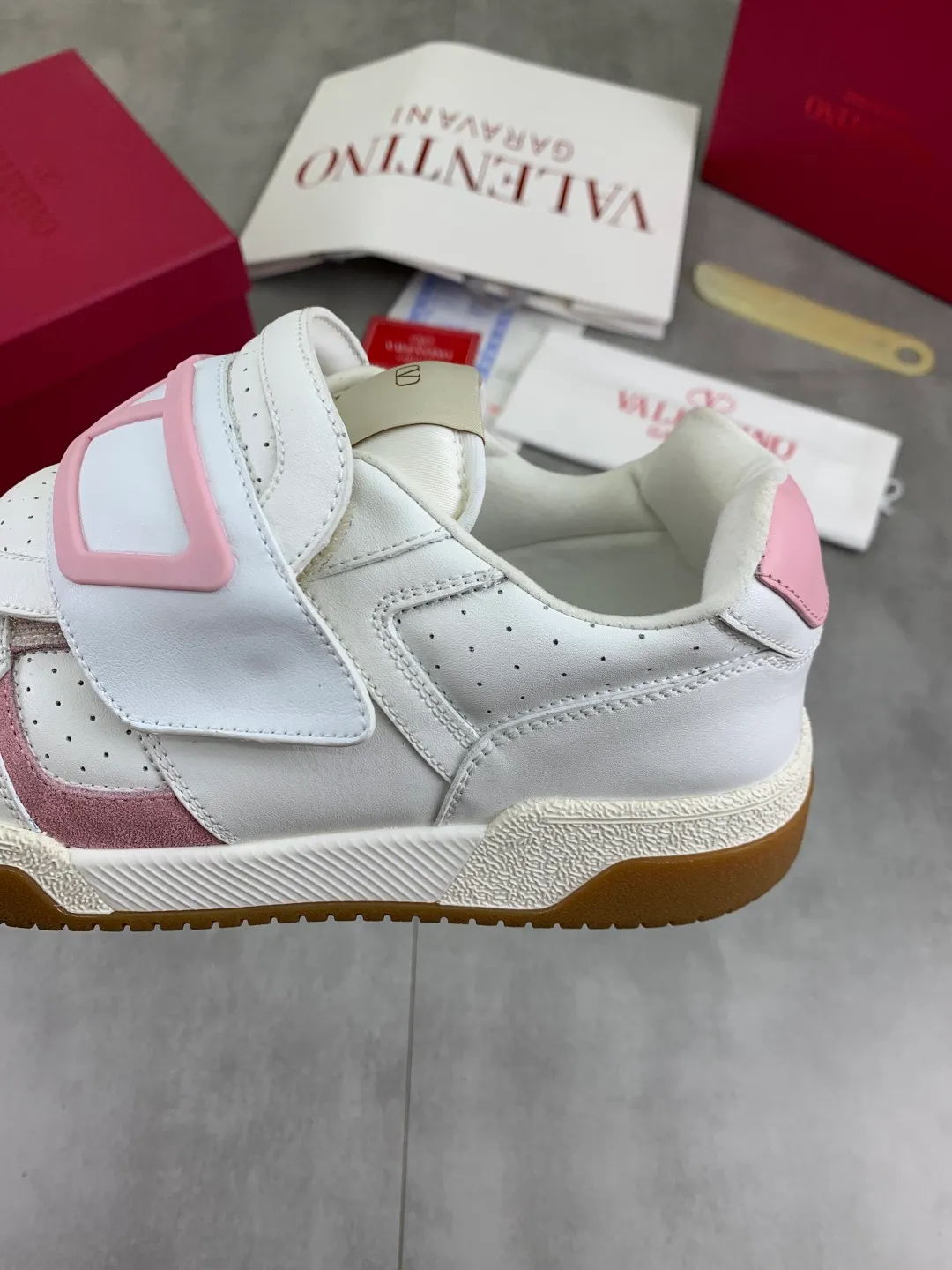 Men's men's shoes 💰P680 New Valentino 𝑶𝒏𝒆𝑺𝒕𝒖𝒅 Couple's sports shoes series Valentino 2025 new couple's sports shoes are on sale. The original ZP purchase and dismantling. Repeated pattern making and modification. 1:1 restoration! Top luxury masterpiece Velcro design Soft and comfortable imported calfskin brings excellent elegant texture and excellent on-foot comfort Top purchasing version upper: imported calfskin surface/original oil edge craftsmanship Lining: water-dyed sheepskin lining Outsole: original development 𝐓𝐏𝐔 two-color combination outsole Packaging: original configuration complete package Code number: 35-46